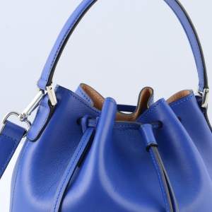 Ginevra small leather bucket bag - Handle and shoulder strap detail