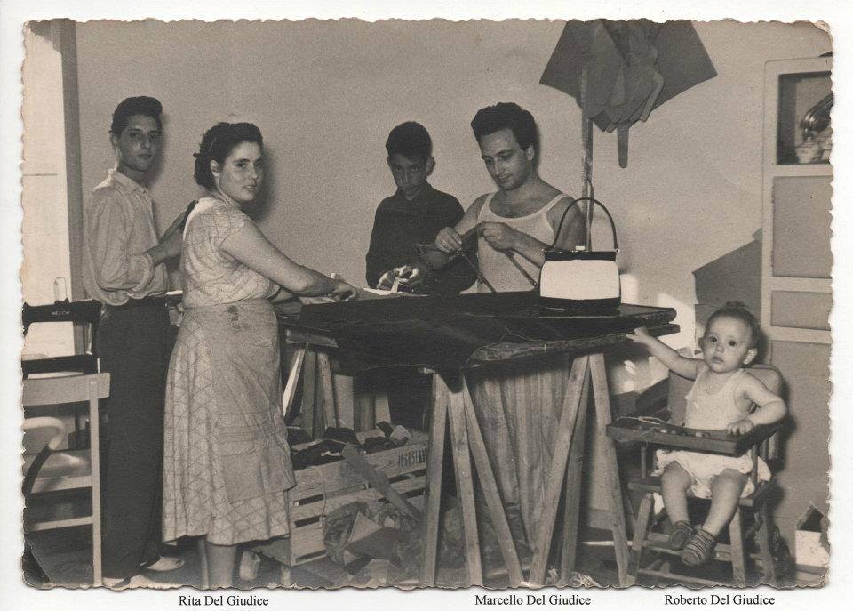 Foto storica (1955): la famiglia Del Giudice crea borse in pelle artigianali nella loro cucina-laboratorio a Roma.