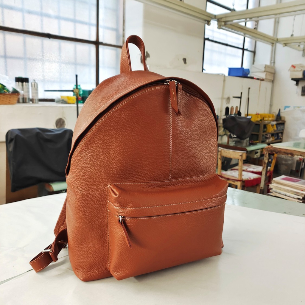The final result: "Federico 34," our customized leather backpack in with hot-engraved initials