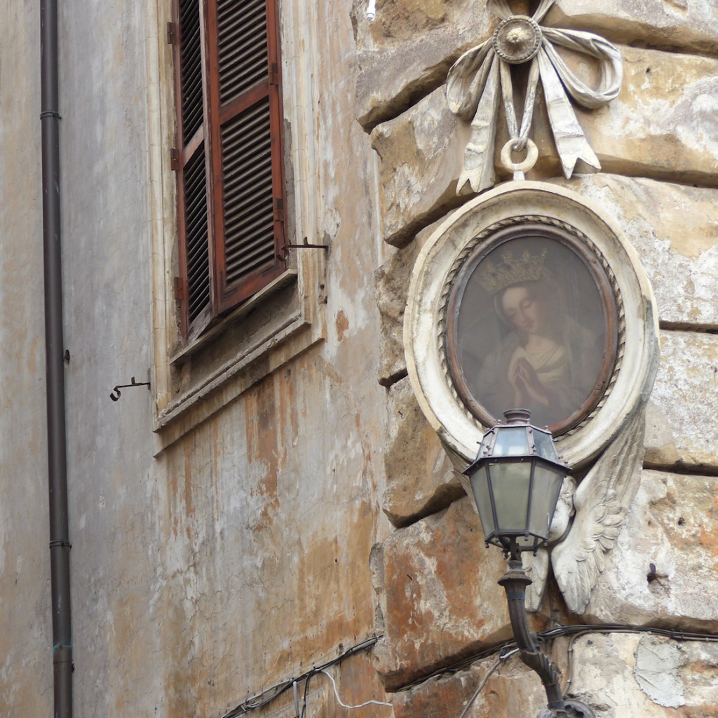 Dettagli di una "corona" in Via dei Coronari Roma