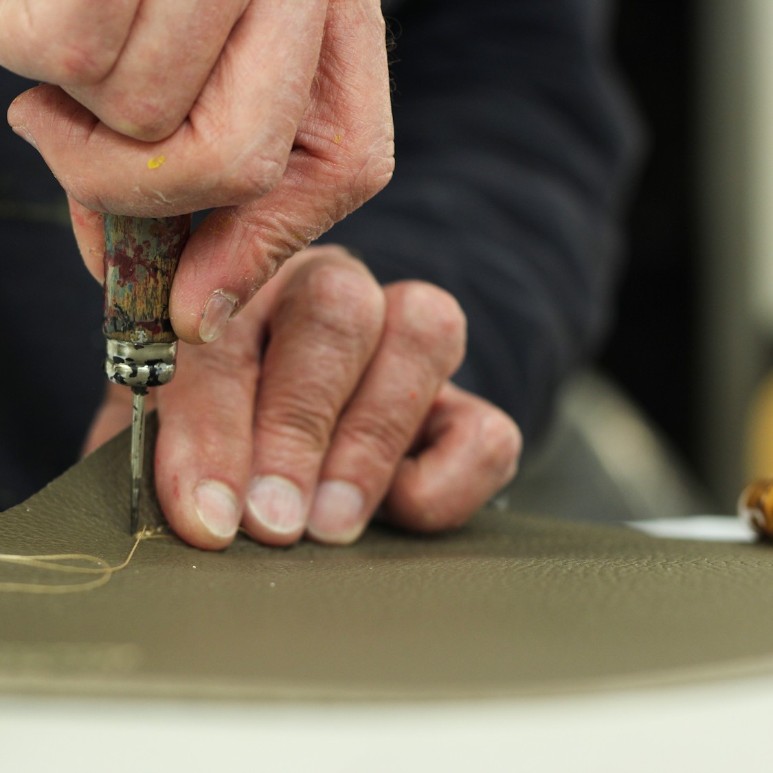 Le migliori borse italiane in pelle sono realizzate esclusivamente a mano da artigiani esperti