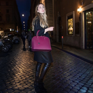Leather handbag Sofia 35 in Magenta color - Worn view