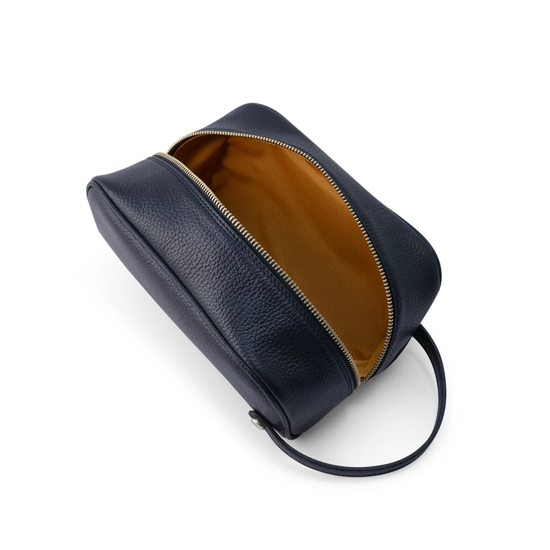 Men’s leather toiletry bag - interior view