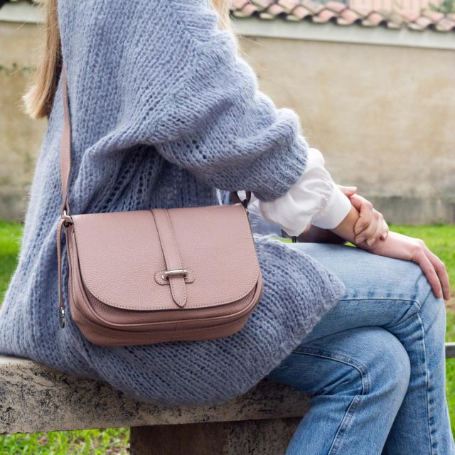 The pastel trend is officially here to stay 💕
•
•
•
#delgiudiceroma#since1959#handmadeinrome#handmadeinitaly#handmadewithlove#italianleatherbags#bagsinrome
