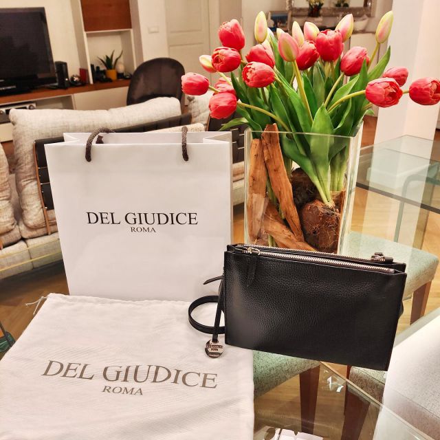 That feeling…When your new bag arrives ✨
•
•
•
#delgiudiceroma#since1959#handmadeinrome#handmadeinitaly#handmadewithlove#italianleatherbags#bagsinrome