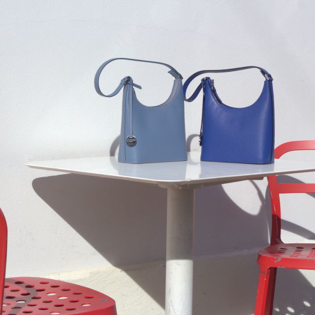 Shades of blue 💙
•
•
•
#leatherbag#italianleatherbag#handmadebag#shoulderbag#madeinitalybag#madeinitaly#delgiudiceroma