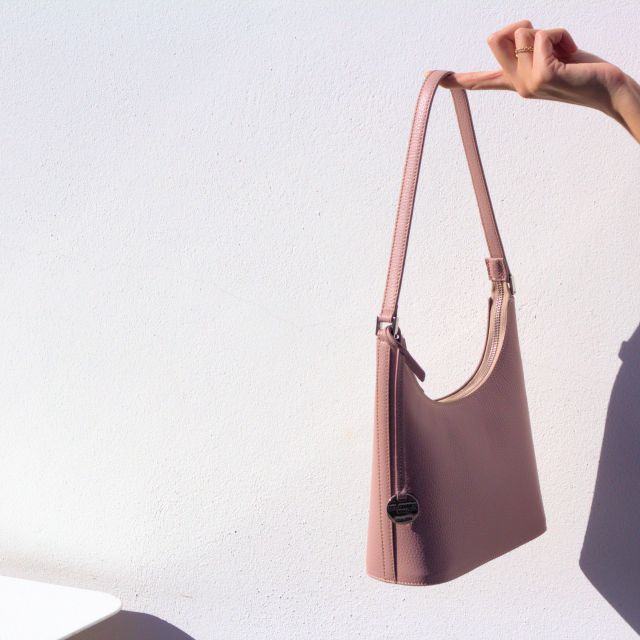 Gentle touch of pink 💞
•
•
•
#leatherbag#italianleatherbag#handmadebag#shoulderbag #madeinitalybag#madeinitaly#delgiudiceroma