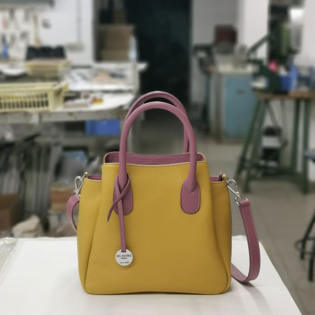 Special combo for Antea 💛🩷
•
•
•
#leatherbag#italianleatherbag#handmadebag#handbag #madeinitalybag#madeinitaly#delgiudiceroma