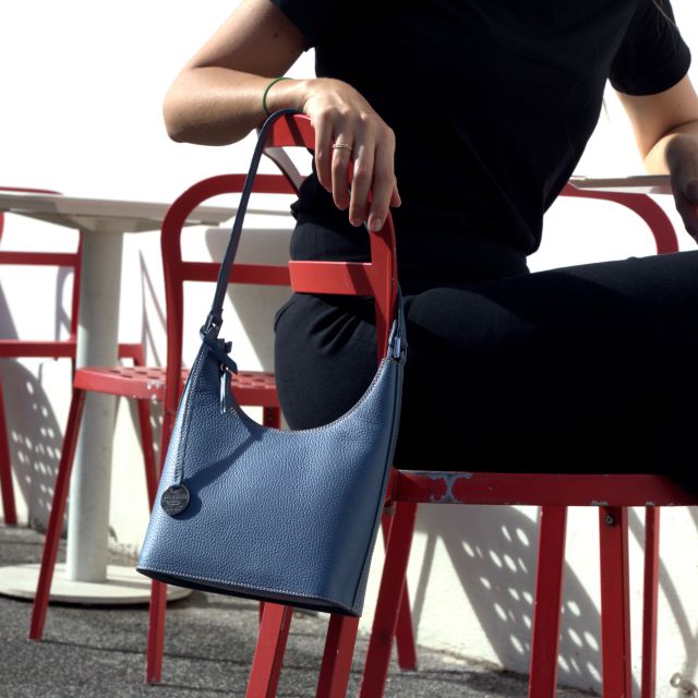Bag of the month 💙
•
•
•
#leatherbag#italianleatherbag#handmadebag#shoulderbag #madeinitalybag#madeinitaly#delgiudiceroma