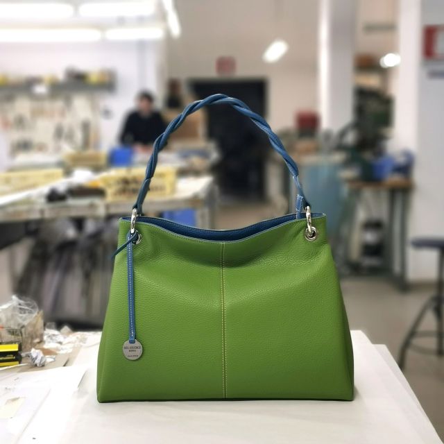 What do you think about this combo? 
We love it! 💚💙
•
•
•
#leatherbag#italianleatherbag#handmadebag#hobobag #vittoria #madeinitalybag#madeinitaly#delgiudiceroma