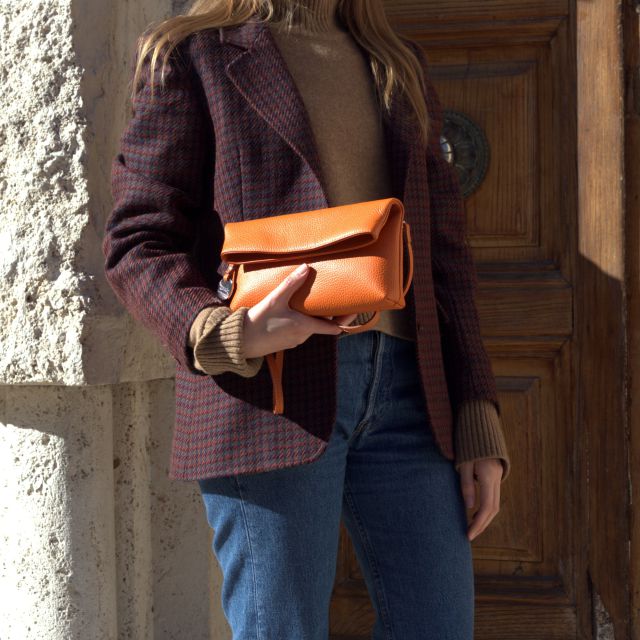 Curtsy, our chic and minimalist foldover crossbody clutch 🧡
•
•
•
#leatherbag#italianleatherbag#handmadebag#crossbodybag #madeinitalybag#madeinitaly#delgiudiceroma