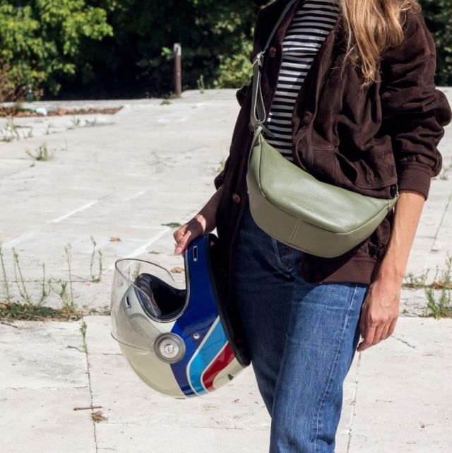 Babe bag in Green Forest 💚
Compact, soft and effortlessly stylish. A versatile piece for your everyday look, from morning to evening.
.
.
.
#italianleatherbags #handmadeleatherbag #madeinitaly #leathercraft #craftsmanship #leatherbag #leathershoproma #handleatherbag #leathershop #rome