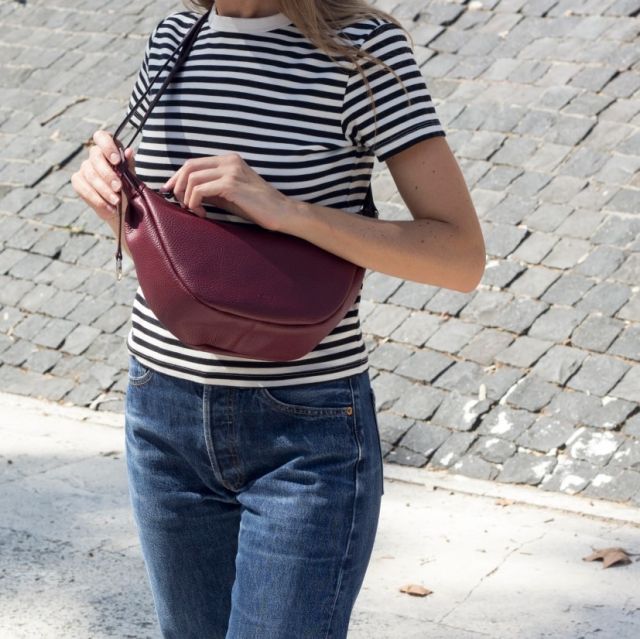 Effortless and refined, just the way we like it.
The Babe bag in comfort bordeaux — soft leather, compact shape, timeless style.
.
.
.
#italianleatherbags #handmadeleatherbag #madeinitaly #leathercraft #craftsmanship #leatherbag #leathershoproma #handleatherbag #leathershop #rome