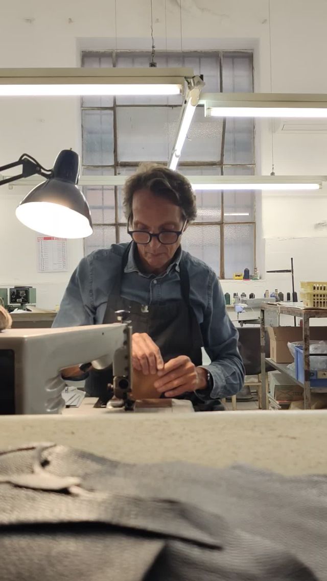 Handmade leather crafting in our workshop.
Every piece starts from skilled hands, shaped with care and passion — just as it has been for generations.
.
.
.
#italianleatherbags #handmadeleatherbag #madeinitaly #leathercraft #craftsmanship #leatherbag #leathershoproma #handleatherbag #leathershop #rome