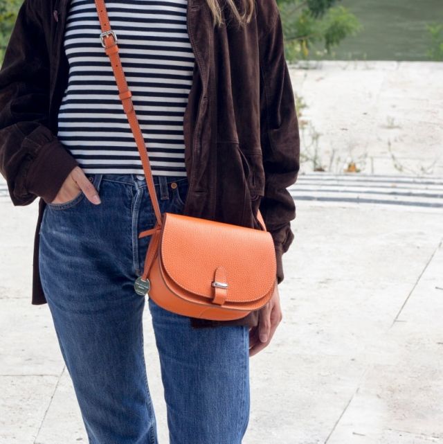 🍂 Autumn strolls feel brighter with a touch of orange.
Our Irina 25 crossbody blends timeless craftsmanship with everyday ease — compact, elegant, and handmade in Rome.
.
.
.
#italianleatherbags #handmadeleatherbag #madeinitaly #leathercraft #craftsmanship #leatherbag #leathershoproma #handleatherbag #leathershop #rome