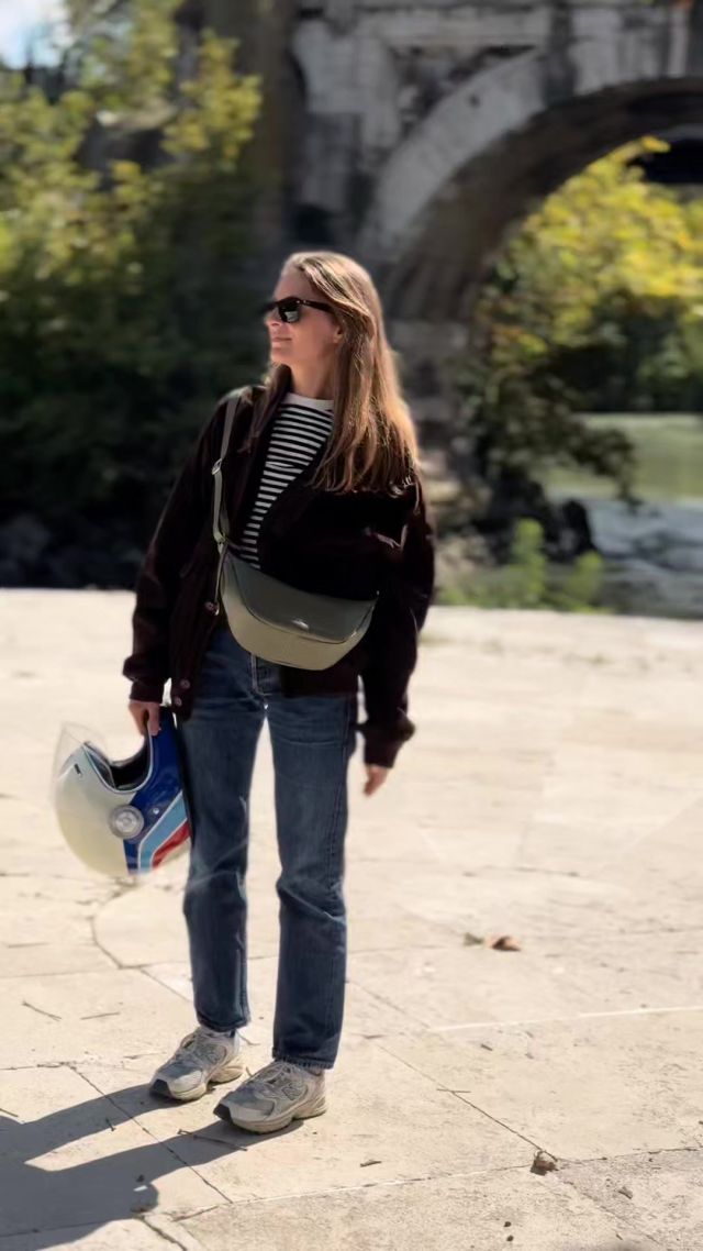 🛵💚 The Babe bag in Forest green — designed for everyday moments and city adventures 
.
.
.
#italianleatherbags #handmadeleatherbag #madeinitaly #leathercraft #craftsmanship #leatherbag #leathershoproma #handleatherbag #leathershop #rome