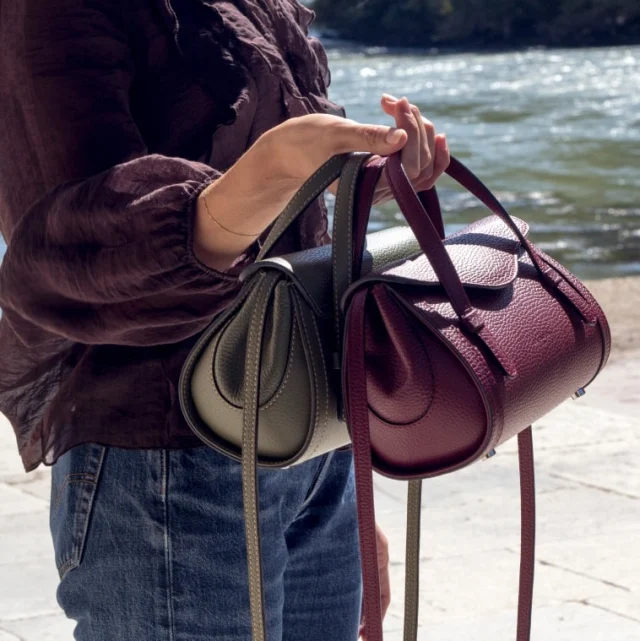 Winter tones, timeless style.
Camilla in Bordeaux and Green Forest, two rich shades that warm up the season.
.
.
.
#italianleatherbags #handmadeleatherbag #madeinitaly #leathercraft #craftsmanship #leatherbag #leathershoproma #handleatherbag #leathershop #rome
