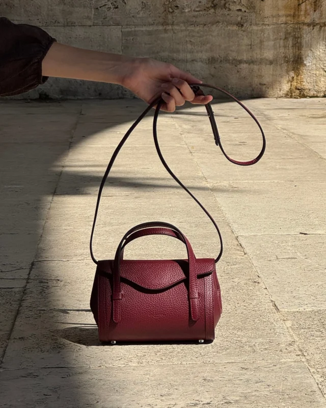 Camilla in bordeaux, captured in the Roman light. A compact shape, timeless lines, and the deep tone that makes winter outfits feel effortless.
.
.
.
#italianleatherbags #handmadeleatherbag #madeinitaly #leathercraft #craftsmanship #leatherbag #leathershoproma #handleatherbag #leathershop #rome