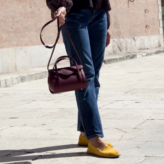 🍂 Camilla in bordeaux, a refined touch for the season.
.
.
.
#italianleatherbags #handmadeleatherbag #madeinitaly #leathercraft #craftsmanship #leatherbag #leathershoproma #handleatherbag #leathershop #rome