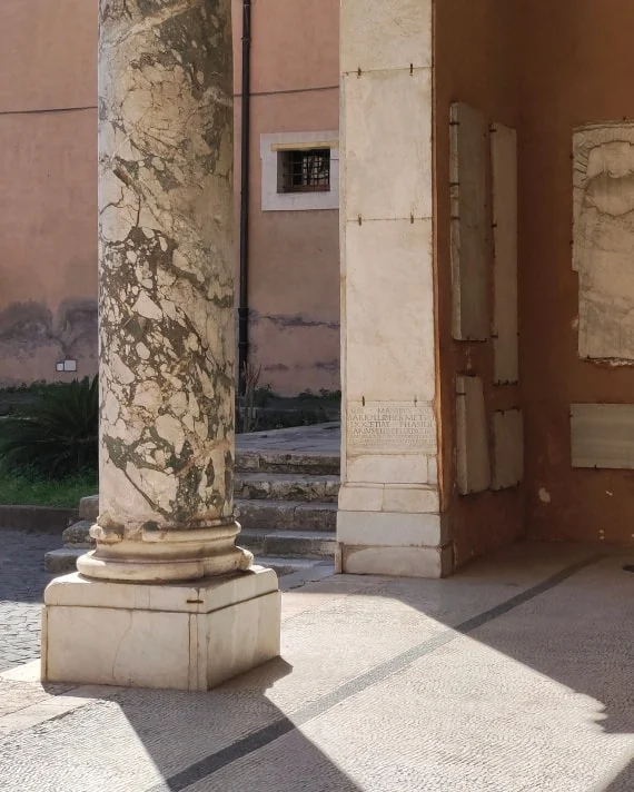 A quiet corner of Rome, where light, stone and centuries of history meet.
.
.
.
#italianleatherbags #handmadeleatherbag #madeinitaly #leathercraft #craftsmanship #leatherbag #leathershoproma #handleatherbag #leathershop #rome
