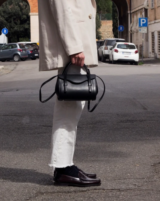 A sharp outfit completed by the Camilla bag.
.
.
.
#italianleatherbags #handmadeleatherbag #madeinitaly #leathercraft #craftsmanship #leatherbag #leathershoproma #handleatherbag #leathershop #rome