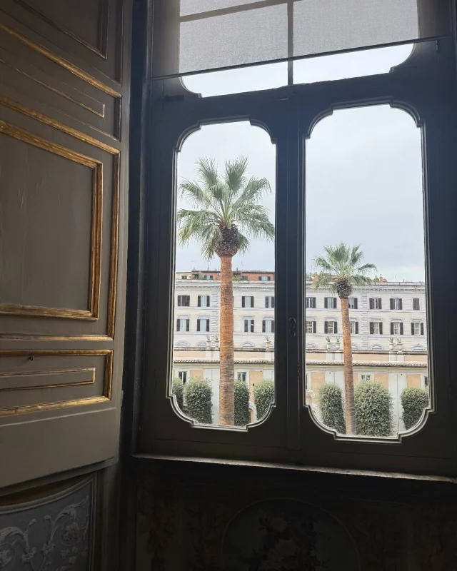 A quiet glimpse of Rome.
.
.
.
#italianleatherbags #handmadeleatherbag #madeinitaly #leathercraft #craftsmanship #leatherbag #leathershoproma #handleatherbag #leathershop #rome