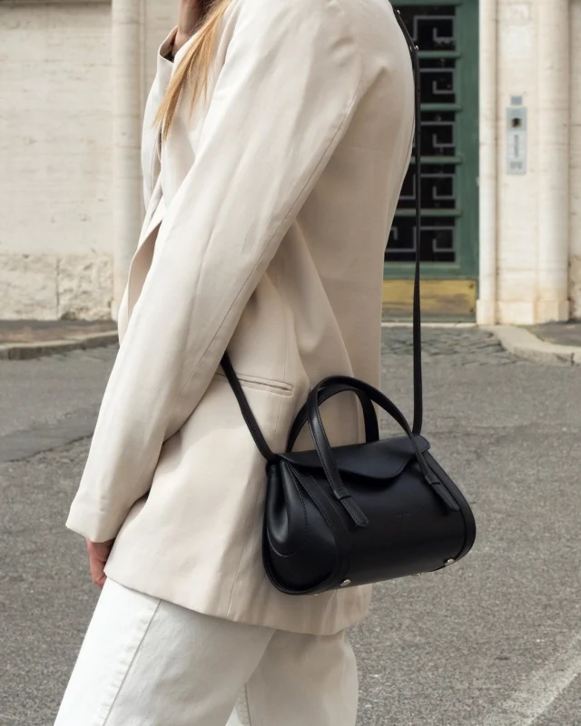 Camilla in smooth leather, shown in black.
.
.
.
#italianleatherbags #handmadeleatherbag #madeinitaly #leathercraft #craftsmanship #leatherbag #leathershoproma #handleatherbag #leathershop #rome