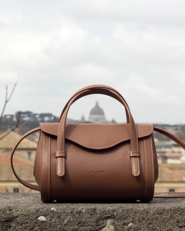 Camilla meets Rome, with San Pietro on the skyline.
.
.
.
#italianleatherbags #handmadeleatherbag #madeinitaly #leathercraft #craftsmanship #leatherbag #leathershoproma #handleatherbag #leathershop #rome
