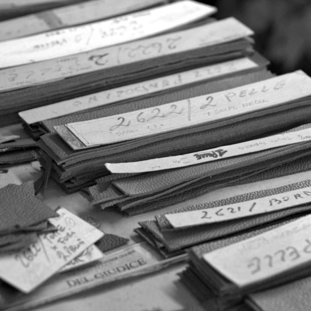 Every bag starts here.
Leather, notes, and choices made by hand in Rome.
.
.
.
#italianleatherbags #handmadeleatherbag #madeinitaly #leathercraft #craftsmanship #leatherbag #leathershoproma #handleatherbag #leathershop #rome