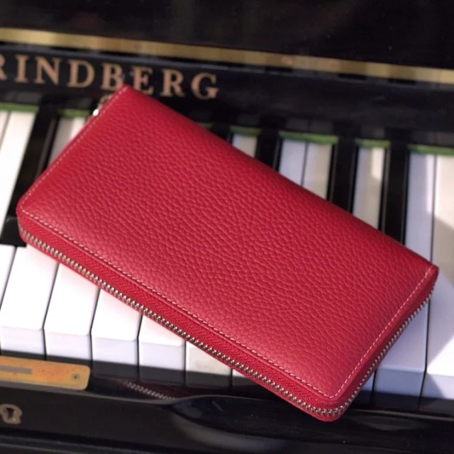 Our Women’s Zip Around Wallet, made for Christmas days. 🎄
.
.
.
#italianleatherbags #handmadeleatherbag #madeinitaly #leathercraft #craftsmanship #leatherbag #leathershoproma #handleatherbag #leathershop #rome #leatherwallet #italianleatherwallet