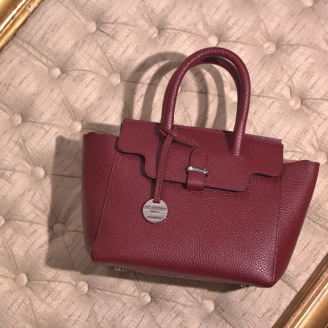 Alexis in Bordeaux, crafted in pebbled leather.
Soft texture, clean lines, everyday elegance.
.
.
.
#italianleatherbags #handmadeleatherbag #madeinitaly #leathercraft #craftsmanship #leatherbag #leathershoproma #handleatherbag #leathershop #rome