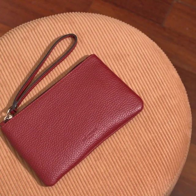 Wristlet Pouch Chicca on your wrist. Just the essentials, done right.
.
.
.
#italianleatherbags #handmadeleatherbag #madeinitaly #leathercraft #craftsmanship #leatherbag #leathershoproma #handleatherbag #leathershop #rome