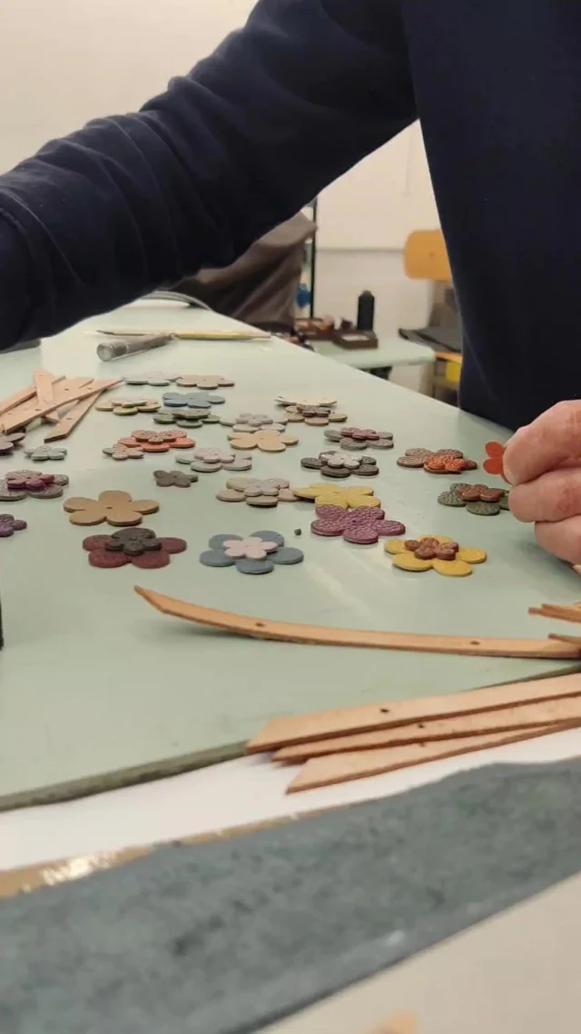 Picking colors like petals. Leather flowers in the making. 🌸
.
.
.
#italianleatherbags #handmadeleatherbag #madeinitaly #leathercraft #craftsmanship #leatherbag #leathershoproma #handleatherbag #leathershop #rome
