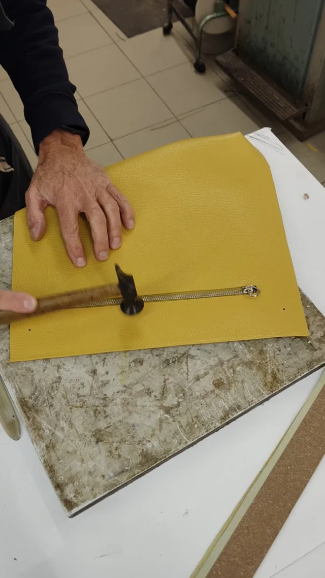 A small moment from our workshop, where leather, tools, and experience come together.
.
.
.
#italianleatherbags #handmadeleatherbag #madeinitaly #leathercraft #craftsmanship #leatherbag #leathershoproma #handleatherbag #leathershop #rome