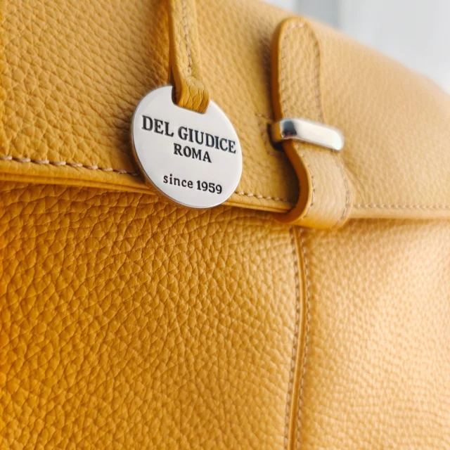 Women’s backpack Ester in a custom yellow shade. 🍋🎒
Clean lines, soft leather and everyday functionality, crafted to be worn and lived with over time.
.
.
.
#italianleatherbags #handmadeleatherbag #madeinitaly #leathercraft #craftsmanship #leatherbag #leathershoproma #handleatherbag #leathershop #rome  #backpacks #leatherbackpack
