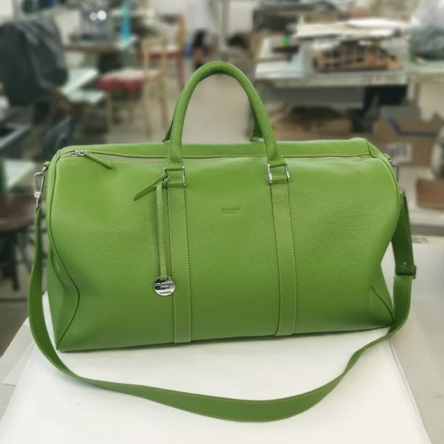 Custom Tarquinio duffel in green caterpillar leather. 🍏
Bold color, clean lines, handcrafted in Italy and made to be carried your way. 
.
.
.
#italianleatherbags #handmadeleatherbag #madeinitaly #leathercraft #craftsmanship #leatherbag #leathershoproma #handleatherbag #leathershop #rome