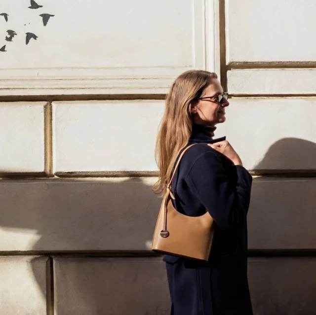 A quiet Roman walk, light on the shoulder.
Carlotta in biscuit, moving with the day.
.
.
.
#italianleatherbags #handmadeleatherbag #madeinitaly #leathercraft #craftsmanship #leatherbag #leathershoproma #handleatherbag #leathershop #rome