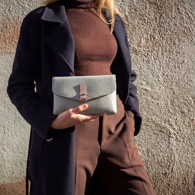 Lisa bag in ash grey and tourmaline.
A compact silhouette defined by balance, texture, and understated elegance.
.
.
.
#italianleatherbags #handmadeleatherbag #madeinitaly #leathercraft #craftsmanship #leatherbag #leathershoproma #handleatherbag #leathershop #rome
