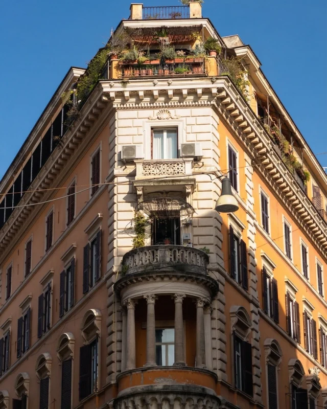 Rome, everyday details.
Corners, light, and quiet elegance that inspire our work.
.
.
.
#italianleatherbags #handmadeleatherbag #madeinitaly #leathercraft #craftsmanship #leatherbag #leathershoproma #handleatherbag #leathershop #rome