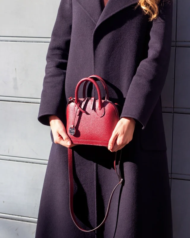 Mini Sofia in bordeaux.
Small proportions, clean lines, and a timeless everyday character.
.
.
.
#italianleatherbags #handmadeleatherbag #madeinitaly #leathercraft #craftsmanship #leatherbag #leathershoproma #handleatherbag #leathershop #rome