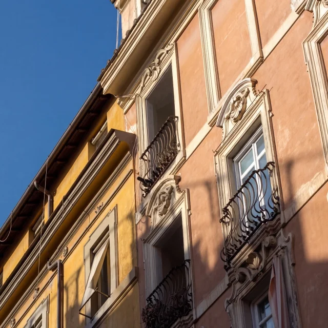 A quiet Roman morning. 
.
.
.
#italianleatherbags #rome #italianstyle #madeinitaly #romelife #italianarchitecture #romanmorning #timelessstyle