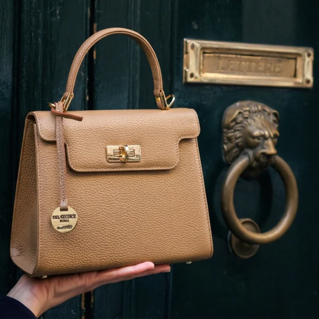 Neutral tones, clean lines, and quiet details. Anna 22 in biscuit reflect a simple idea of elegance, where craftsmanship meets everyday use.
.
.
.
#italianleatherbags #handmadeleatherbag #madeinitaly #leathercraft #craftsmanship #leatherbag #leathershoproma #handleatherbag #leathershop #rome