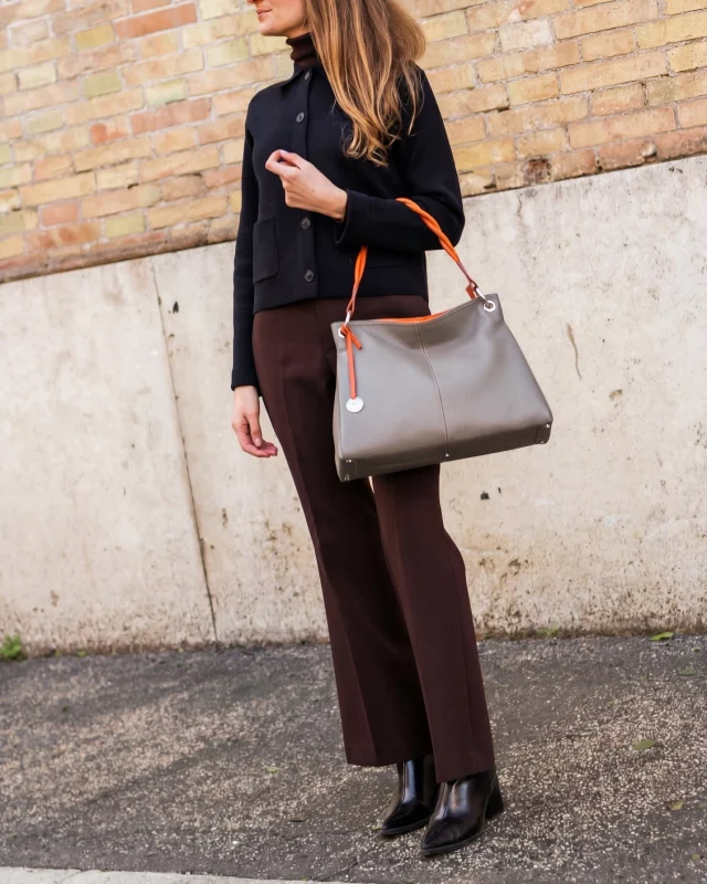 Vittoria in taupe and orange.
A structured silhouette with a brighter edge, designed to stand out without shouting.
.
.
.
#italianleatherbags #handmadeleatherbag #madeinitaly #leathercraft #craftsmanship #leatherbag #leathershoproma #handleatherbag #leathershop #rome