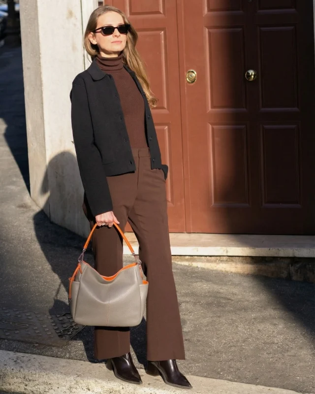 Donata in taupe and orange.
A soft, relaxed shape with a sharp colour contrast, finished with clean stitching and a comfortable shoulder carry.
.
.
.
#italianleatherbags #handmadeleatherbag #madeinitaly #leathercraft #craftsmanship #leatherbag #leathershoproma #handleatherbag #leathershop #rome