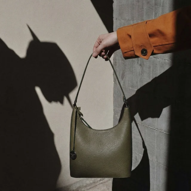 Carlotta in green forest.
A soft and elegant leather shoulder bag with a clean curved line, perfect for everyday use while keeping a refined character.
.
.
.
#italianleatherbags #handmadeleatherbag #madeinitaly #leathercraft #craftsmanship #leatherbag #leathershoproma #handleatherbag #leathershop #rome