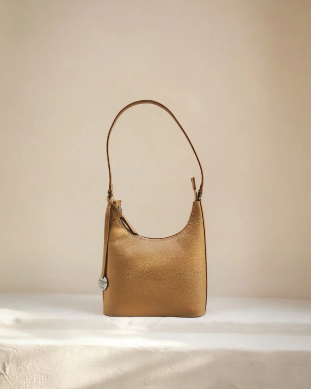 Carlotta in biscuit.
Soft lines, essential design and beautifully grained Italian leather. 
.
.
.
#italianleatherbags #handmadeleatherbag #madeinitaly #leathercraft #craftsmanship #leatherbag #leathershoproma #handleatherbag #leathershop #rome