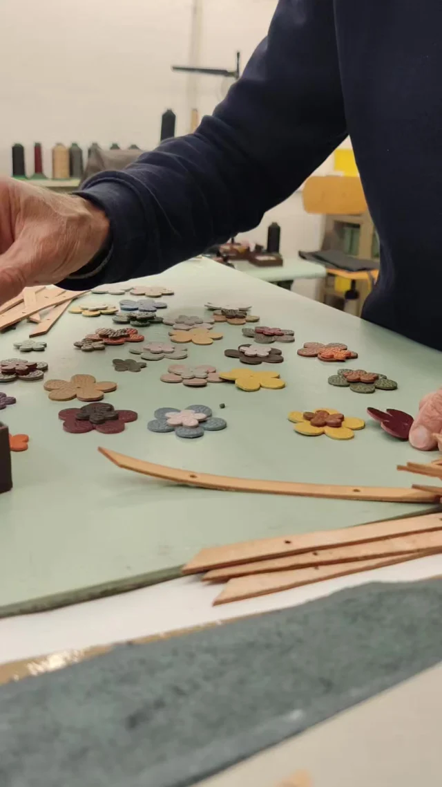 Choosing the perfect color combination.
Each leather flower is carefully selected and assembled by hand to create our leather flower keychains.
.
.
.
#italianleatherbags #handmadeleatherbag #madeinitaly #leathercraft #craftsmanship #leatherbag #leathershoproma #handleatherbag #leathershop #rome