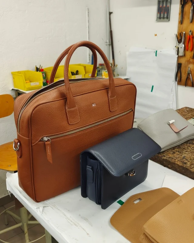 A personal detail.
Initials added for a unique piece, made to be truly yours.
.
.
.
#italianleatherbags #handmadeleatherbag #madeinitaly #leathercraft #craftsmanship #leatherbag #leathershoproma #handleatherbag #leathershop #rome