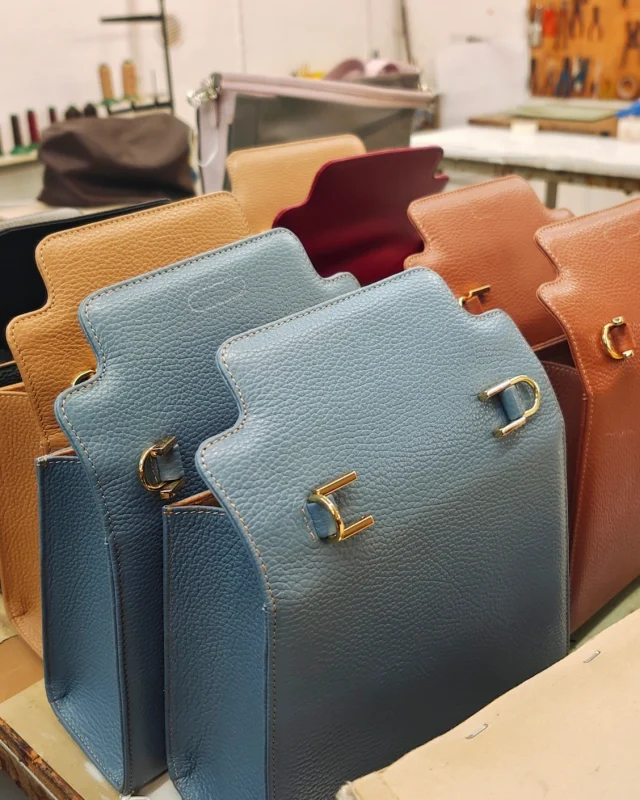In the workshop, step by step.
.
.
.
#italianleatherbags #handmadeleatherbag #madeinitaly #leathercraft #craftsmanship #leatherbag #leathershoproma #handleatherbag #leathershop #rome
