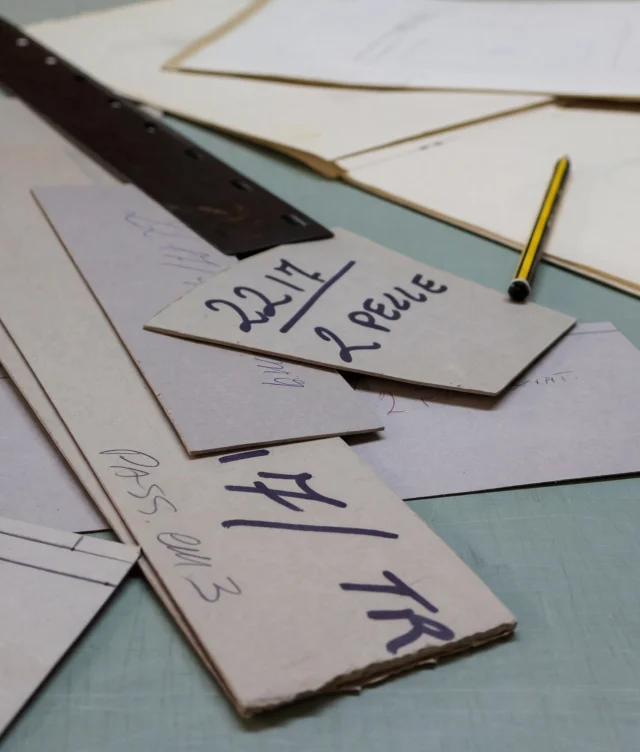 From paper pattern to final piece.
Every detail starts here.
.
.
.
#italianleatherbags #handmadeleatherbag #madeinitaly #leathercraft #craftsmanship #leatherbag #leathershoproma #handleatherbag #leathershop #rome